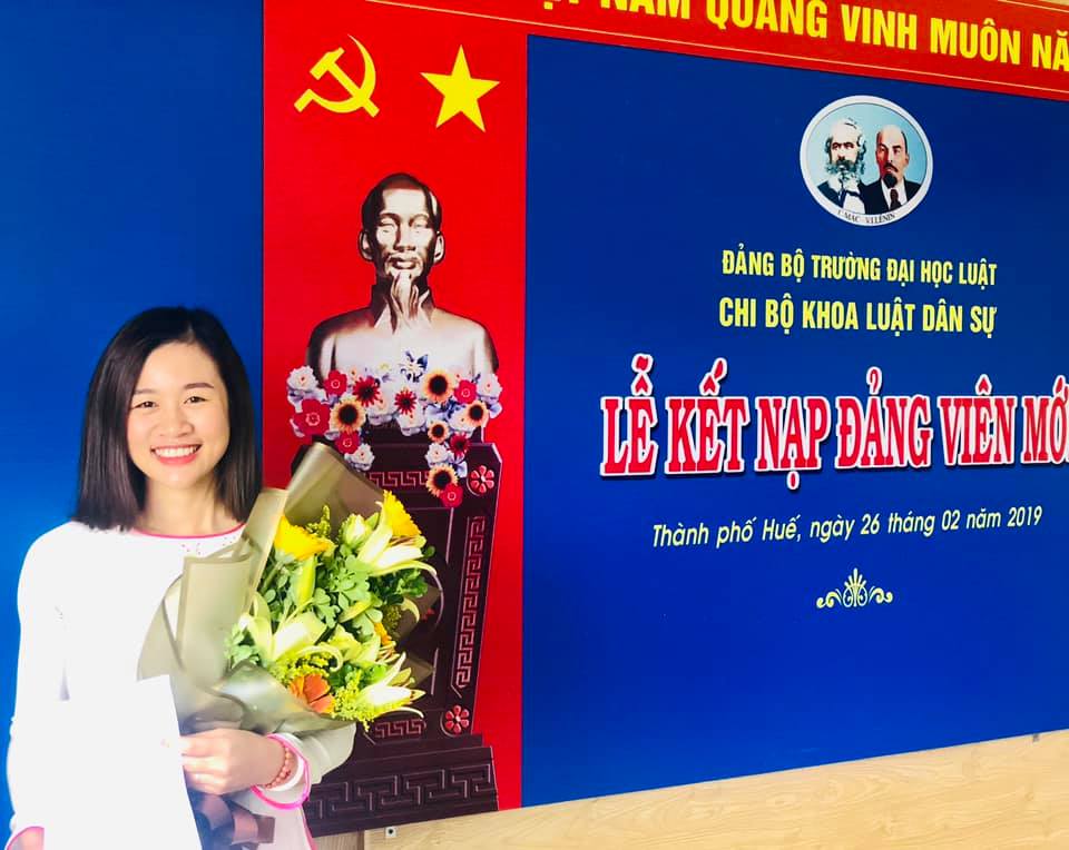 Đồng chí Lê Thị Thìn vui mừng khi đứng vào hàng ngũ của Đảng 